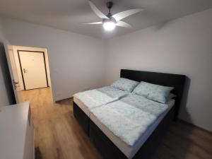 מיטה או מיטות בחדר ב-2 room Apartment, with terrace, Rovinka 203