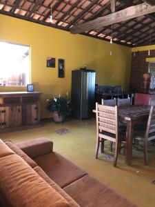 Casa Luz في ميلهو فيردا: غرفة معيشة مع طاولة وكراسي وأريكة +9 صور