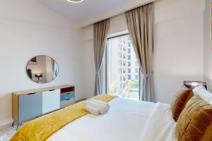 Katil atau katil-katil dalam bilik di Summer at Creek Beach - Sophisticated One Bedroom +16 gambar