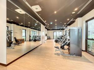 Pusat kecergasan dan/atau kemudahan kecergasan di Summer at Creek Beach - Sophisticated One Bedroom