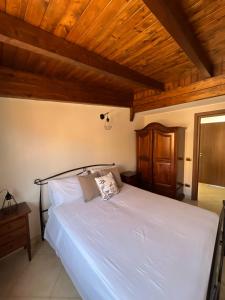 een slaapkamer met een wit bed en een houten plafond bij Casa Levante Gallipoli in Gallipoli