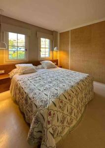 馬貝拉的住宿－Modern 2 bedroom in Marbella Real，一间卧室配有一张大床,床上有毯子