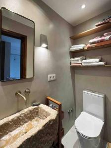 馬貝拉的住宿－Modern 2 bedroom in Marbella Real，一间带水槽、卫生间和镜子的浴室