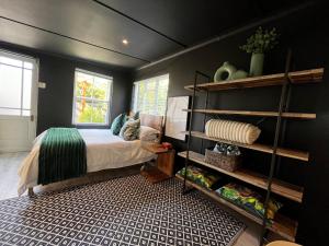 Voodi või voodid majutusasutuse Modern Spacious Cottage with Hot Tub, Flora Studio toas