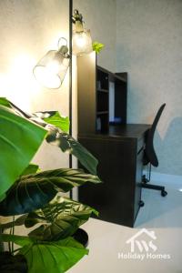 - un bureau avec un miroir et une plante dans la chambre dans l'établissement The Urban Oasis - Bliss, à Dubaï