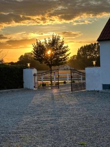 Východ nebo západ slunce při pohledu z bed and breakfast nebo okolí