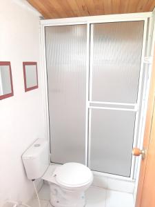 パイパにあるCabaña La Esperanzaのトイレとガラスのシャワー付きのバスルーム +45枚の写真