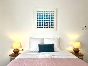 Un dormitorio con una cama con una almohada azul. en Villa Famiri Boutique hotel, en Paramaribo