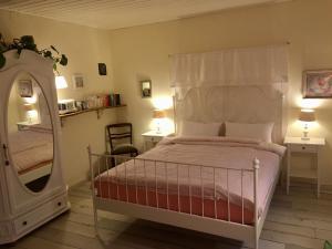 Un dormitorio con una cama blanca y un espejo. en maison milabee, en Altenkunstadt