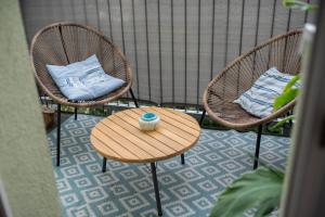 zwei Stühle und ein Tisch mit einer Tasse darüber in der Unterkunft Zentral Bahnhof Apartment# Ntfx# in Halle an der Saale