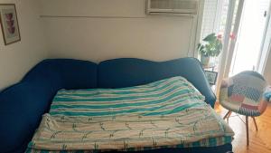 Tempat tidur dalam kamar di Cushy apartment close to city Centre