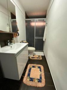 een kleine badkamer met een toilet en een wastafel bij finca vacacional villa el Resplandor in Dujos