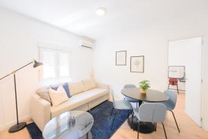 a white living room with a couch and a table at For You Rentals Acogedor Apartamento en Madrid SAZ31 in Madrid