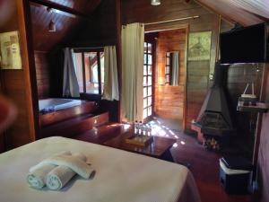 a bedroom with a bed and a tub and a television at Pássaro de Fogo in Santo Antônio do Pinhal