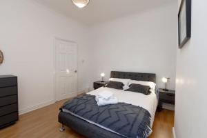 Кровать или кровати в номере Liverpool Getaway - Modern Private Room