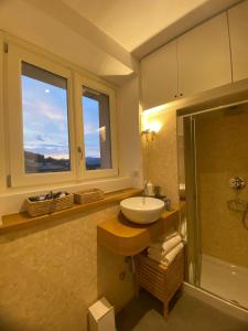 Un baño con lavabo y ventana. en CASA MATIN BERGAMO, en Bérgamo 20 fotos más