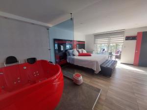 Hotel Boutique San Sebastián Chapinero في بوغوتا: غرفة نوم مع سرير وحوض استحمام
