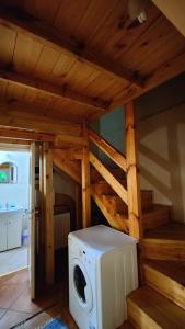 eine Waschmaschine und einen Trockner in einem Zimmer mit einer Treppe in der Unterkunft Wilcza Jama 
