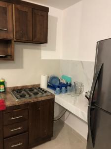 uma cozinha com um fogão e um frigorífico em La casa azul em Culiacán
