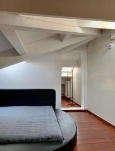 una camera da letto con letto in soppalco di Casa Mare Vacanze Viale Venezia 20 Pesaro NUOVA a Pesaro