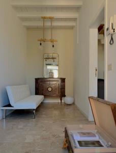 - un salon avec un canapé et un miroir dans l'établissement Casa Mare Vacanze Viale Venezia 20 Pesaro NUOVA, à Pesaro