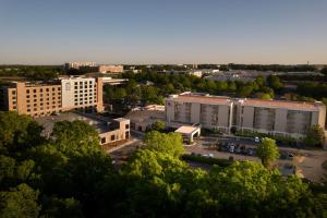 une vue aérienne sur une ville avec des bâtiments dans l'établissement Charlotte Marriott SouthPark, à Charlotte