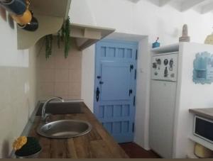 ニハルにあるLa casita Azulのキッチン(シンク付)、青いドア +32枚の写真
