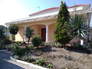 ein Haus mit Palmen davor in der Unterkunft La villa al mare in Durrës