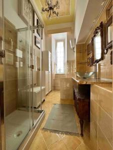 a large bathroom with a shower and a sink at Casa di Lo in Ciampino