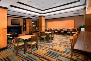 TV a/nebo společenská místnost v ubytování Fairfield Inn & Suites Weatherford