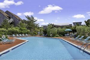 una piscina con sedie a sdraio e un resort di Unit 823 Ocean Colony Beach ad Amagansett Altre 22 foto