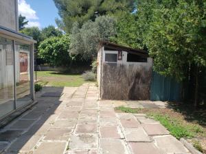 une dépendance avec une porte sur le côté d'une maison dans l'établissement Orteils au soleil jardin parking, à Nîmes