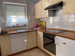 Kuchnia lub aneks kuchenny w obiekcie Apartments Villa Engeli