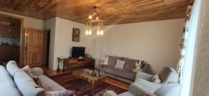 - un salon avec un canapé et une table dans l'établissement Manzara Cennet, à Macka