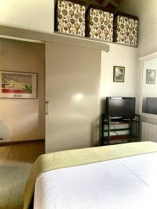 um quarto com uma cama e uma televisão de ecrã plano em Casa/Apartamento Duplex con parking en Palafrugell em Palafrugell