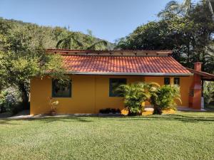 Gallery image of Casa com lindo jardim, um recanto a 100 metros da praia in Porto Belo