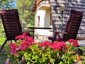 dos sillas y flores delante de una casa en Can Nitu en Camprodon