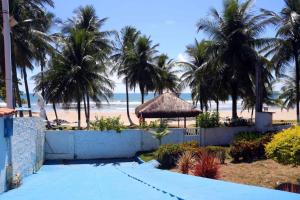 vista sulla spiaggia da un resort con palme di Casa Praia Cai Nagua 8/4 a Olivença