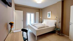 ein Schlafzimmer mit einem weißen Bett und einem Fenster in der Unterkunft Casa Franciacorta in Gussago + 35 Fotos