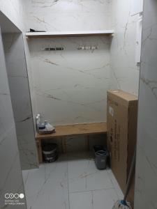 een badkamer met een doos en een bank erin bij Niedziałkowskiego Radom in Radom