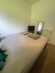 duże białe łóżko w pokoju w obiekcie Villa 41 Lanteglos hotel w mieście Lanteglos