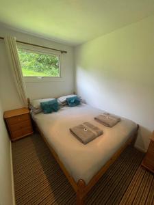 ein Schlafzimmer mit einem Bett mit zwei Handtüchern darauf in der Unterkunft Villa 41 Lanteglos hotel in Lanteglos