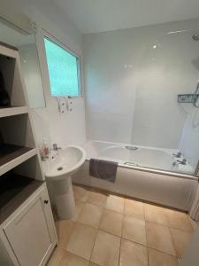 uma casa de banho com uma banheira branca e um lavatório. em Villa 19 Lanteglos 2 bed sleep 5 em Lanteglos