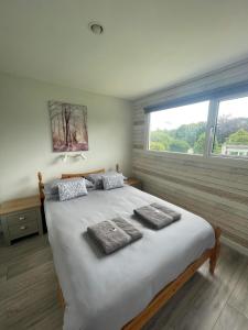 um quarto com uma cama grande e toalhas em Villa 19 Lanteglos 2 bed sleep 5 em Lanteglos