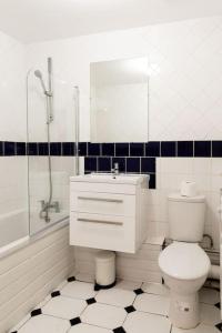 a bathroom with a toilet and a shower and a sink at Cosy decorated flat in Tonbridge in Tonbridge