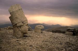 um grupo de estátuas sentadas no topo de uma montanha em Nemrut Dağı Işik Pansi̇on em Karadut