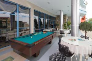 Biliardový stôl v ubytovaní Blue Bay Hotel