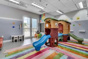 une salle de jeux pour enfants avec un toboggan et une aire de jeux dans l'établissement Blissful Sky Residence with Ocean and City Views, à Miami