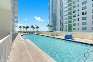 - une piscine dans un bâtiment avec de grands bâtiments dans l'établissement Blissful Sky Residence with Ocean and City Views, à Miami