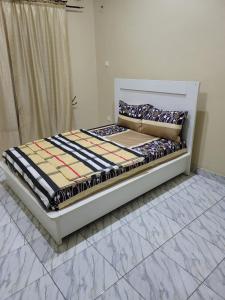 Bett in einem Zimmer mit in der Unterkunft Three bedroom duplex near RCCG redemption camp 